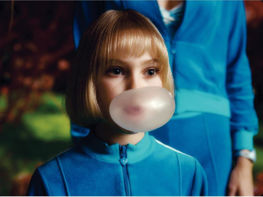 Charlie and the Chocolate Factory Picture 12 - Movie medium shot of Annasophia Robb as Violet, blowing bubble gum 